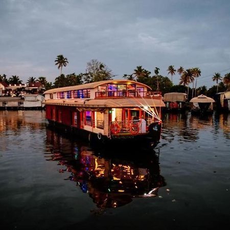 Vaishnav Tours Hotel Alappuzha Ngoại thất bức ảnh