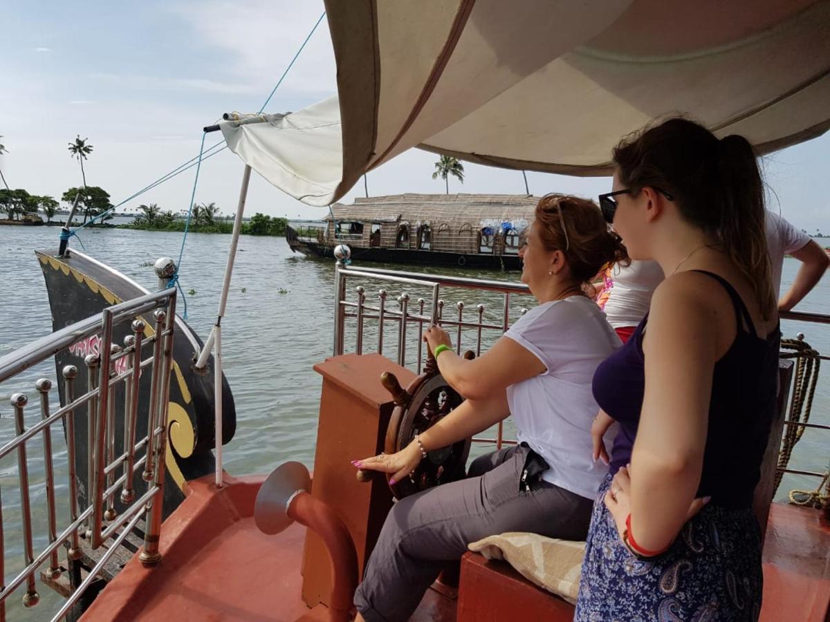 Vaishnav Tours Hotel Alappuzha Ngoại thất bức ảnh