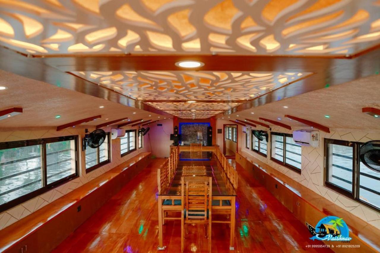 Vaishnav Tours Hotel Alappuzha Ngoại thất bức ảnh