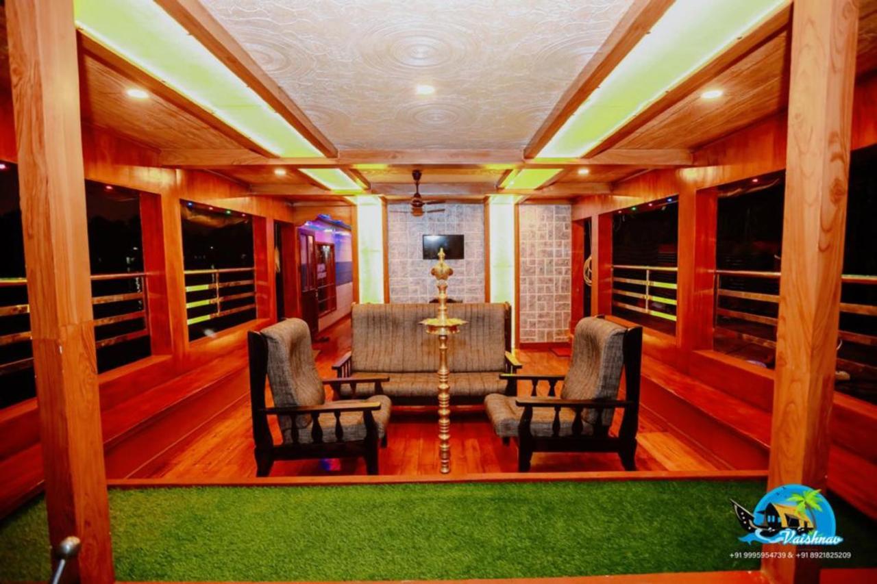 Vaishnav Tours Hotel Alappuzha Ngoại thất bức ảnh