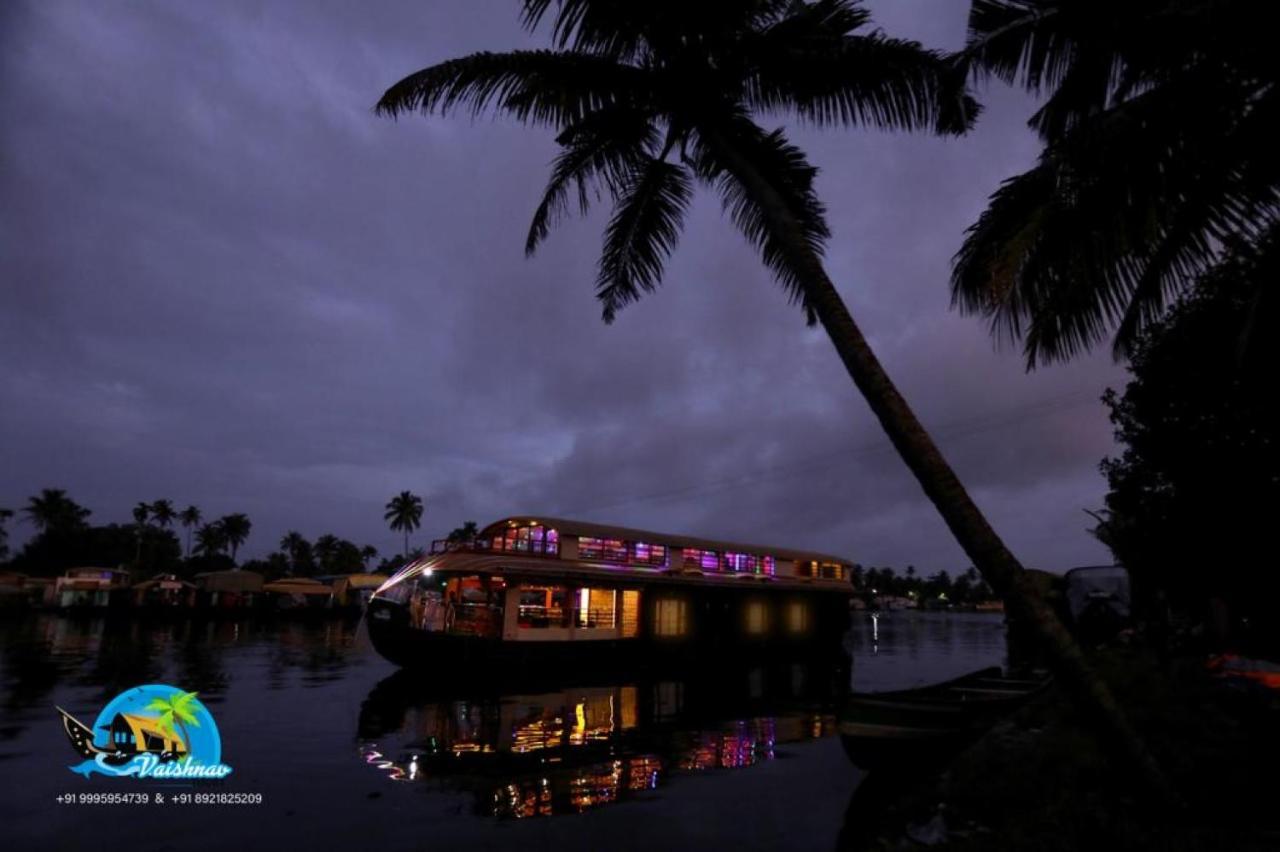 Vaishnav Tours Hotel Alappuzha Ngoại thất bức ảnh