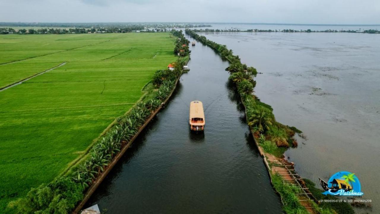 Vaishnav Tours Hotel Alappuzha Ngoại thất bức ảnh