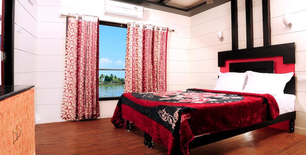 Vaishnav Tours Hotel Alappuzha Phòng bức ảnh