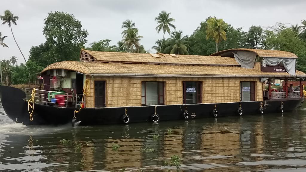 Vaishnav Tours Hotel Alappuzha Ngoại thất bức ảnh
