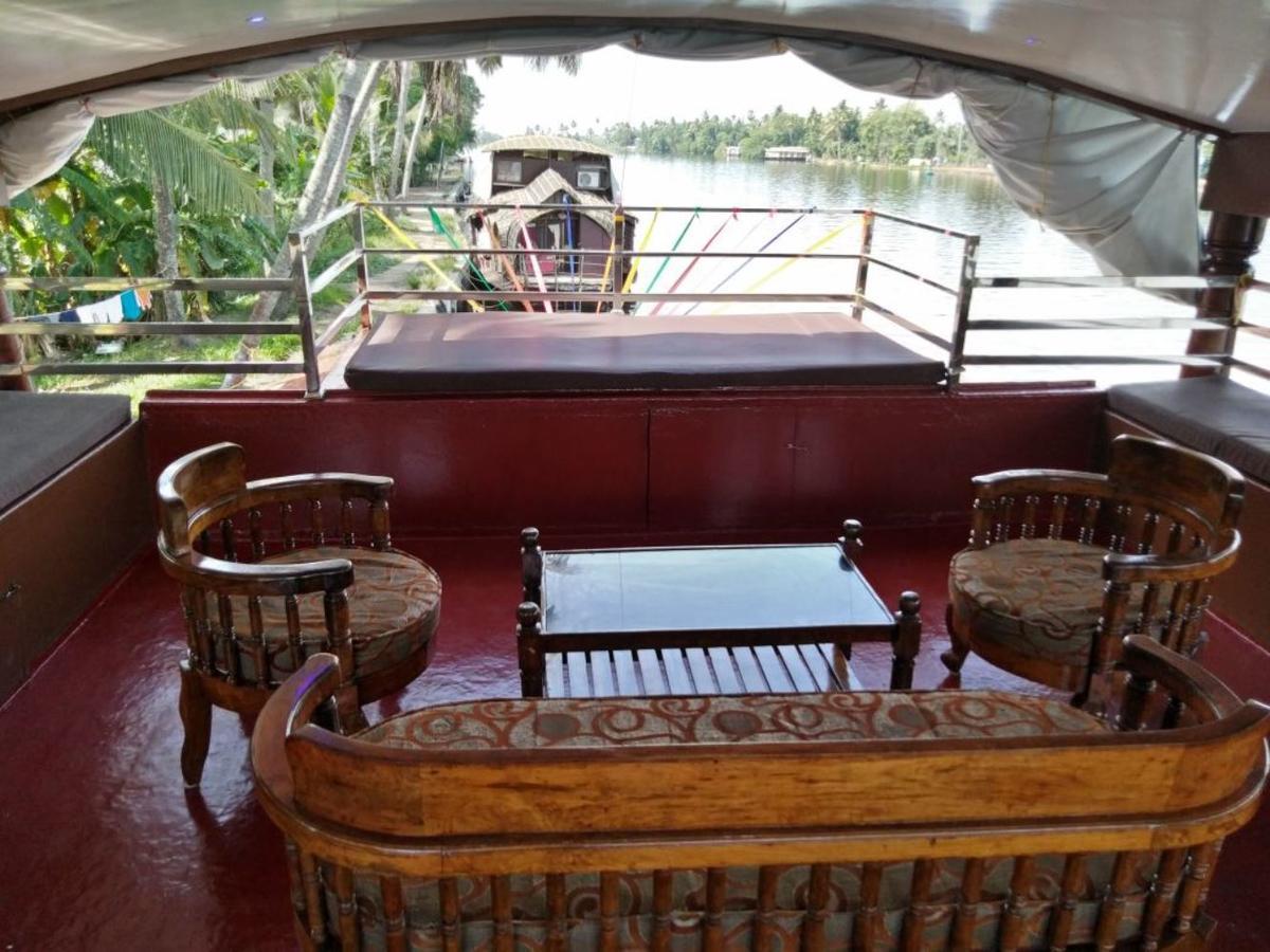 Vaishnav Tours Hotel Alappuzha Ngoại thất bức ảnh