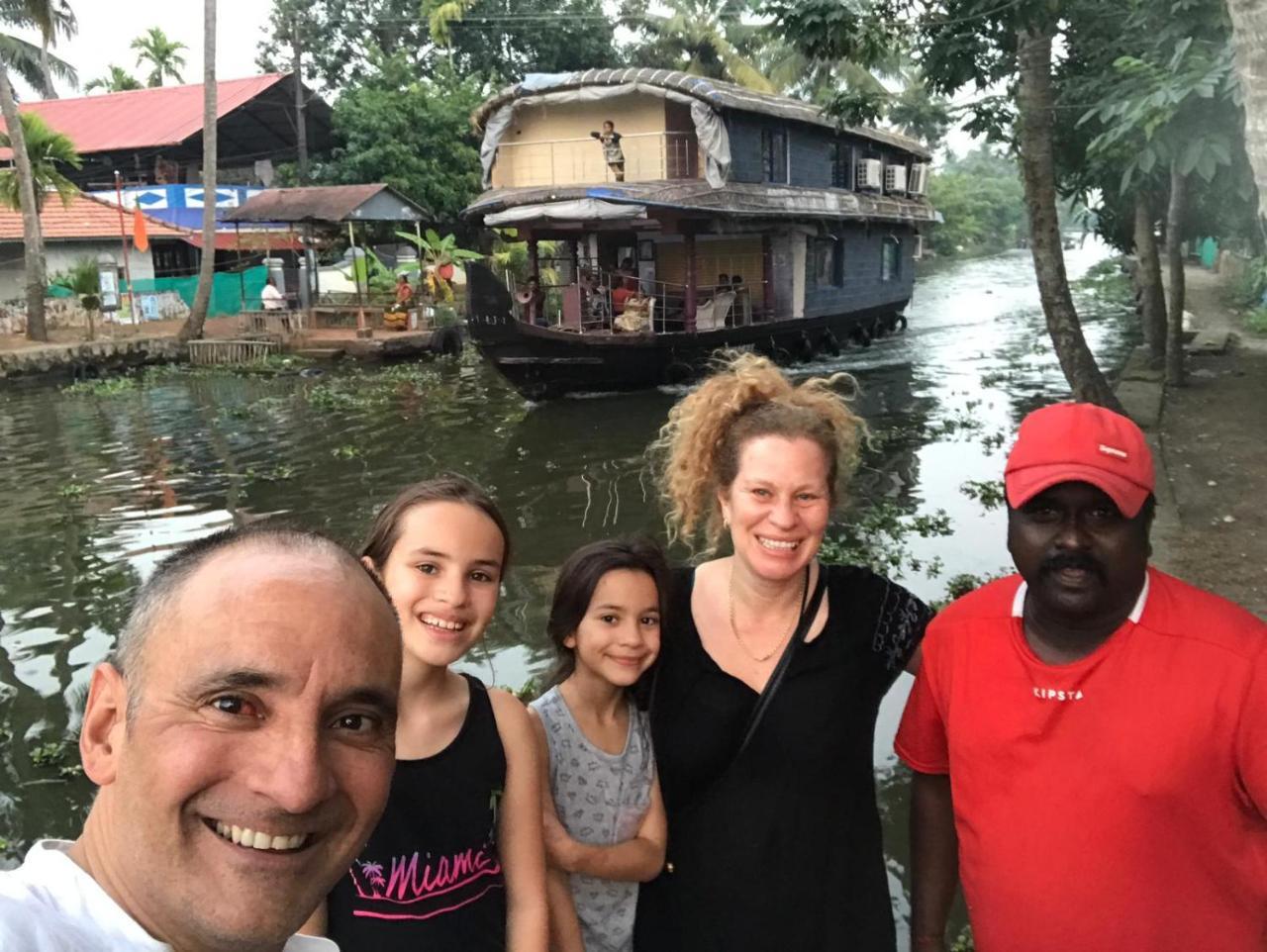 Vaishnav Tours Hotel Alappuzha Ngoại thất bức ảnh