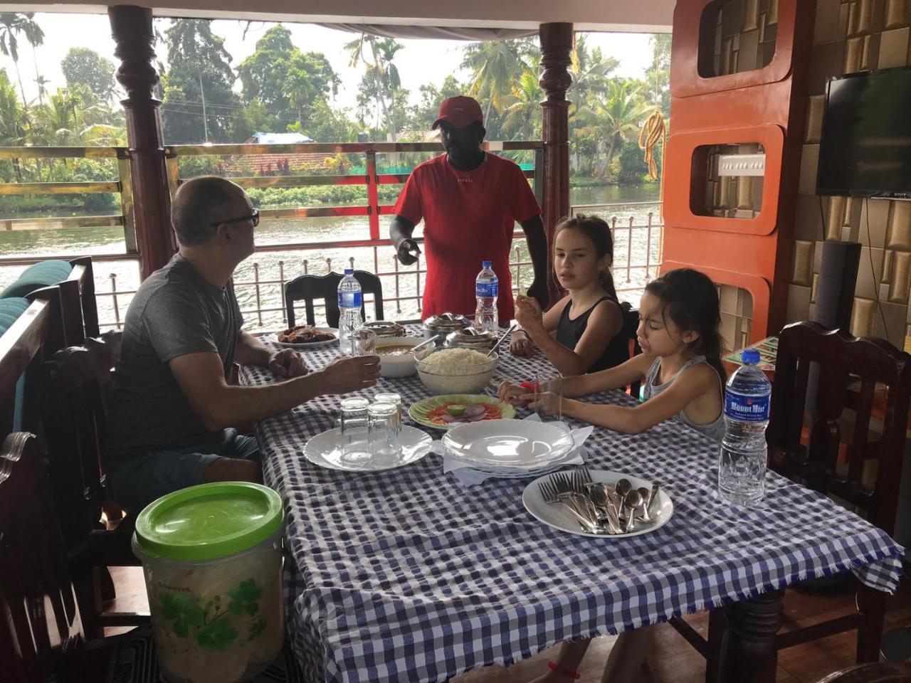 Vaishnav Tours Hotel Alappuzha Ngoại thất bức ảnh